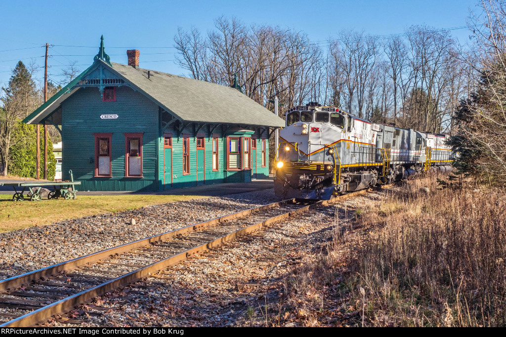 DL 2045 westbound past the Cresco passenger depot